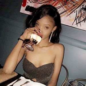 Meet your Posher, Khellia